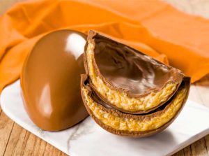 Ovo com Casca Recheada com Brigadeiro Cremoso de Paçoca