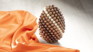 Ovo Decorado com  Gotas de Chocolates