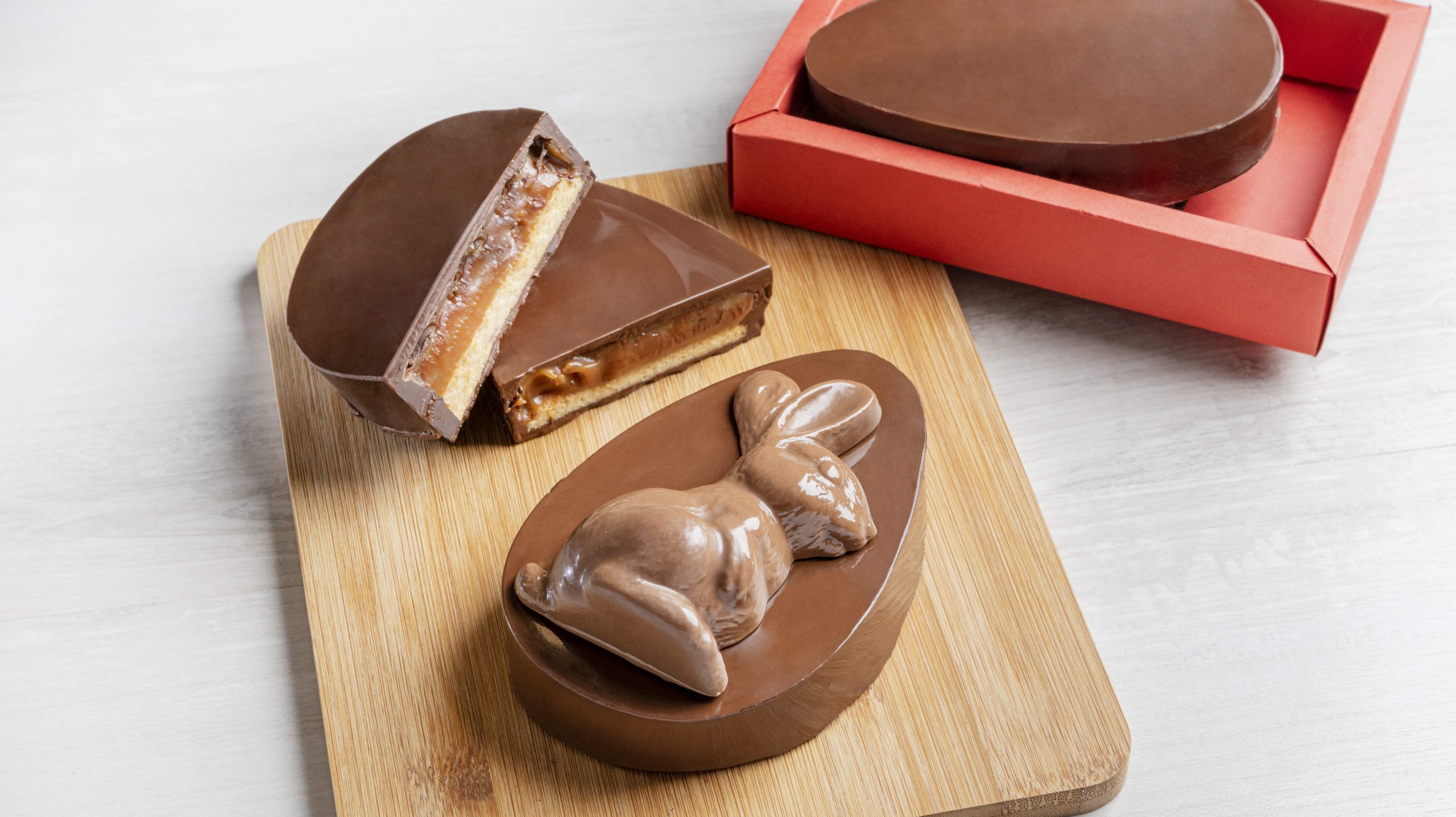 Ovo Plano Recheado  com Caramelo  e Biscoito