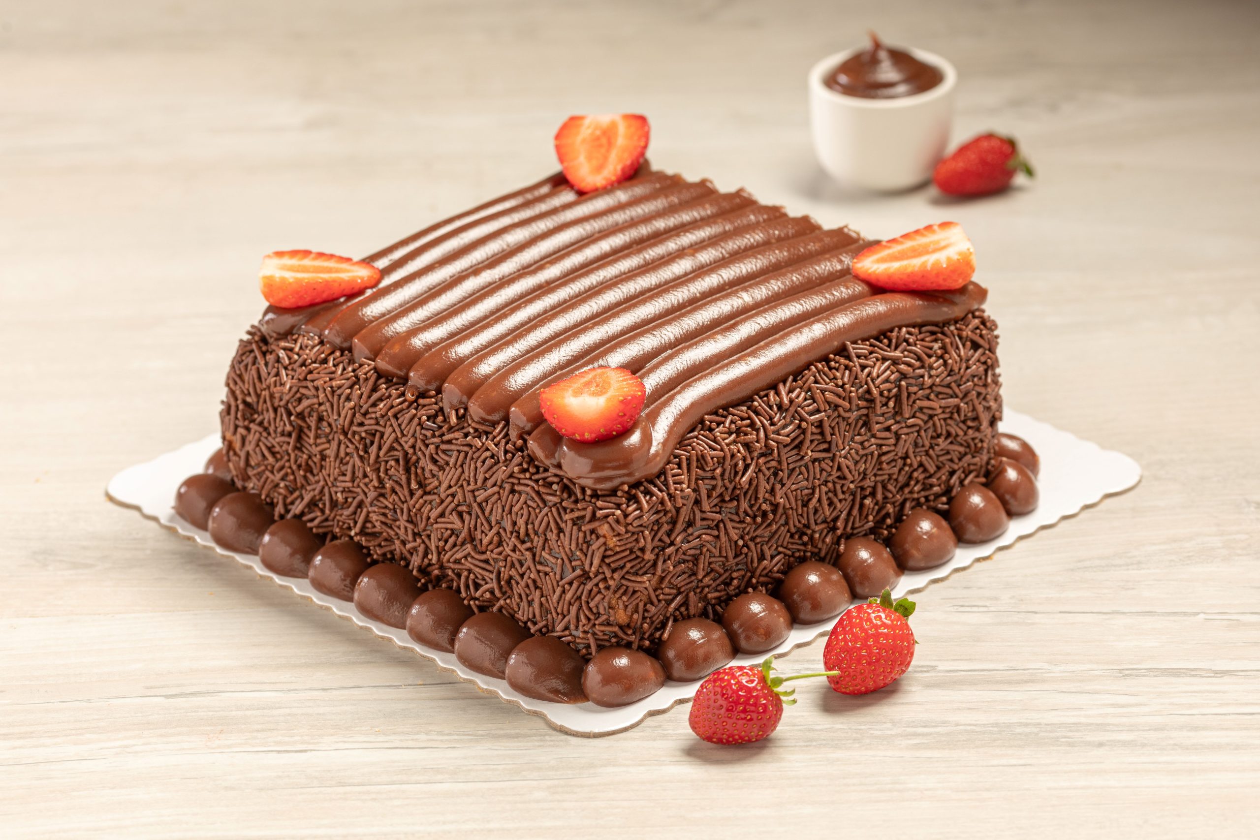 Bolo de Chocolate com Recheio e Cobertura de Chocolate