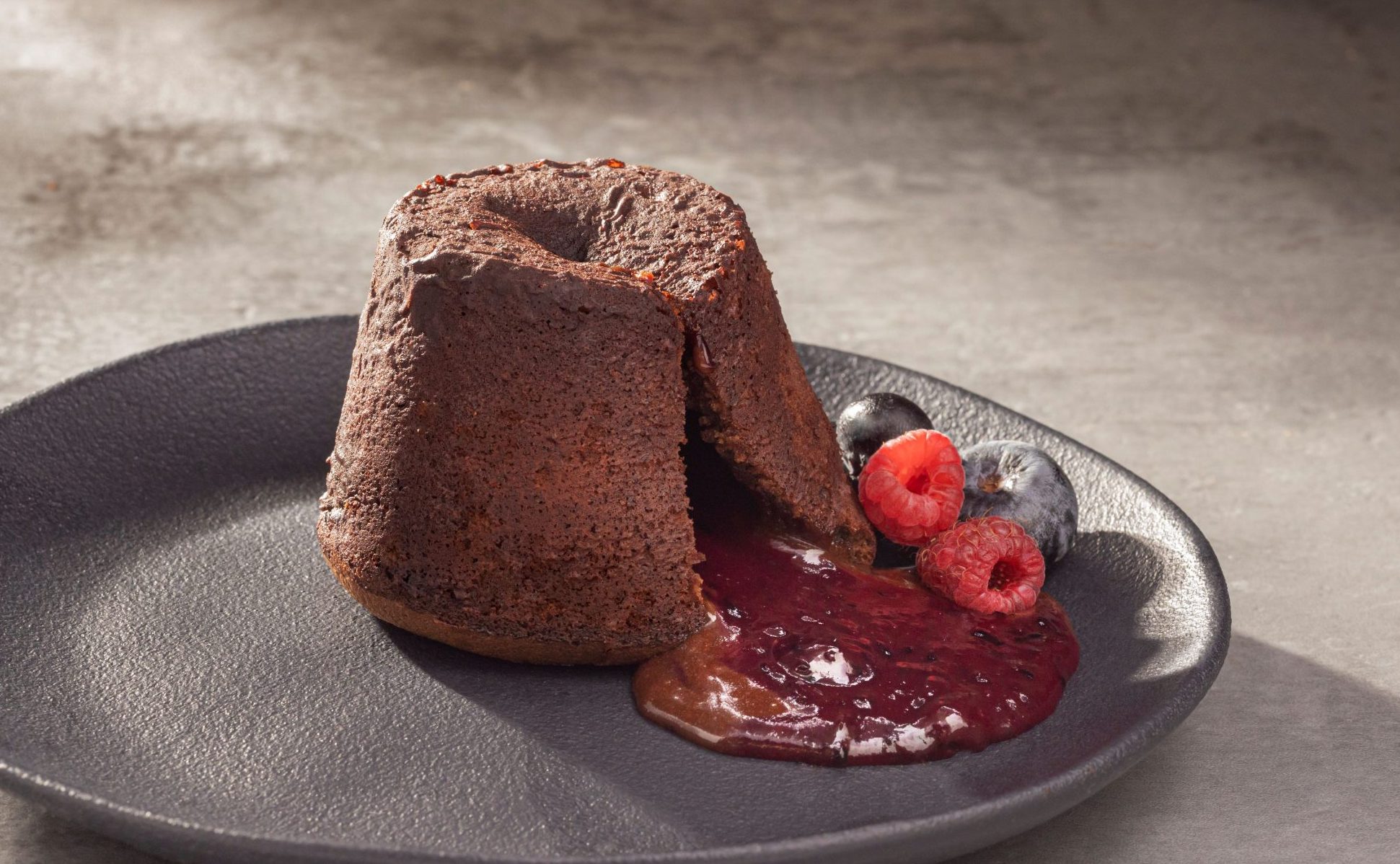 Petit gateau de chocolate com recheio de frutas vermelhas