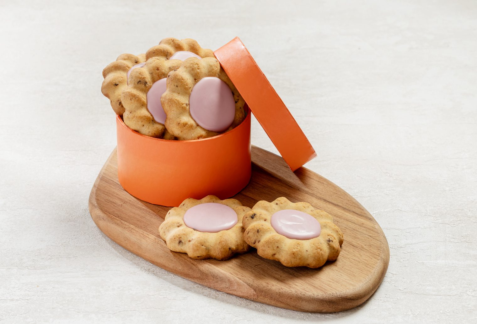 Biscoito amanteigado com gota de morango